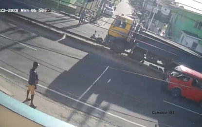 Man dies after mishap with truck during EBD three-lane traffic
