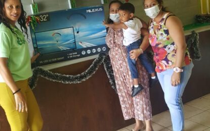 Dunae Trading hands over prizes to winners in ‘Tidy Up and Win Promotion’