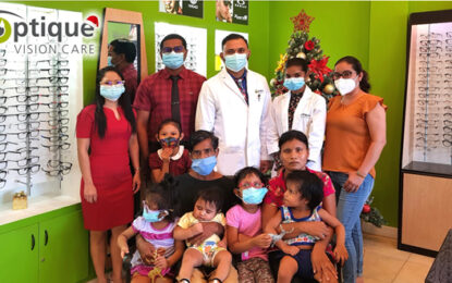 Siblings see Christmas for the first time
