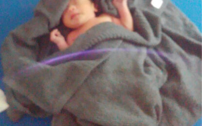 Underage girl abandons baby after giving birth- Visitors rescue crying child an hour later