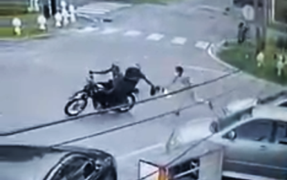 Bandits ride off empty-handed as woman refuses to let go of bag