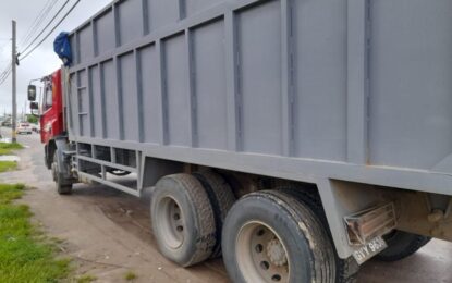 Pedal cyclist hospitalised with broken ankle after accident with lorry