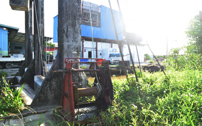 Costly to repair old manual koker winch – Region 3 REO