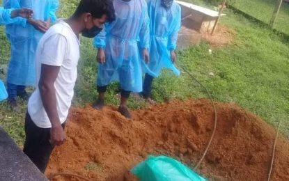 Man forced to walk half mile to bury  son who died from COVID-19