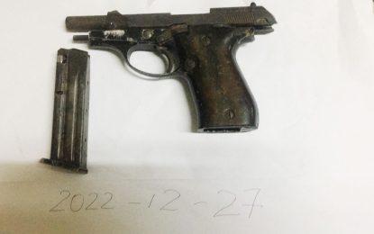 Nabaclis man tosses gun in bid to flee from cops