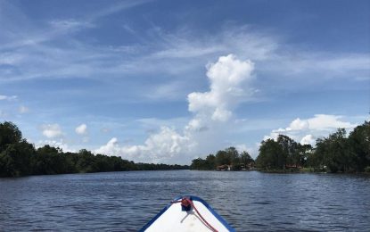 Man dies after canoe hit by speedboat