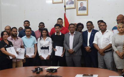 Govt. signs $1.13B in contracts to fix roads, bridges, build pontoons