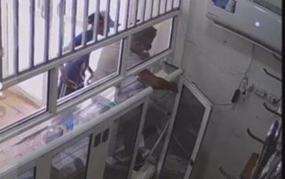 Children caught on camera stealing from cellphone store