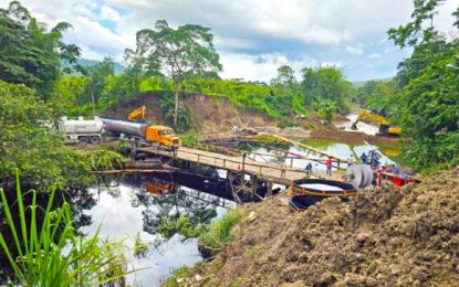 Ruptured pipeline causes oil spill in Ecuador River