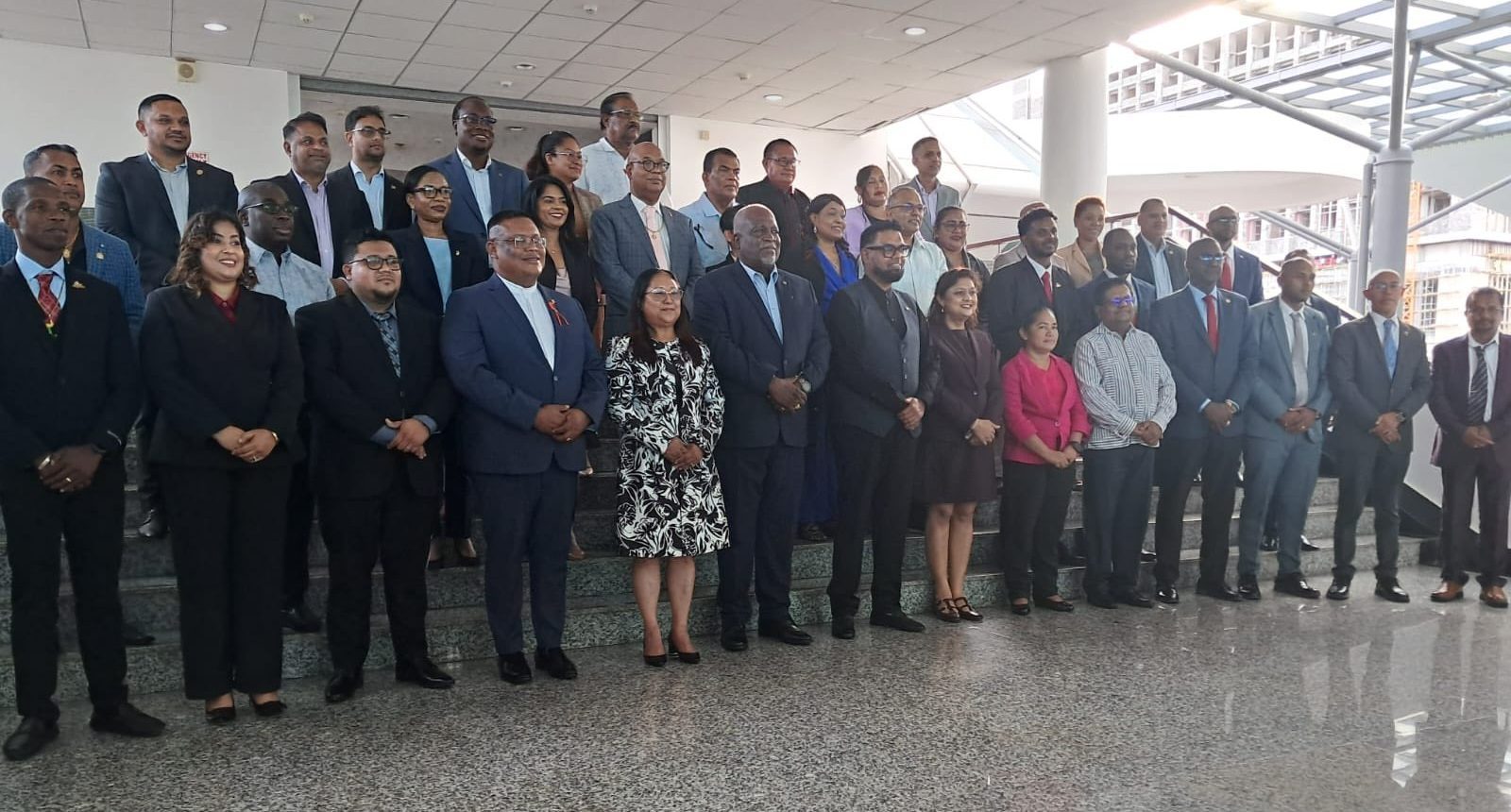 President swears in nine out of 10 regional chairmen and vice chair