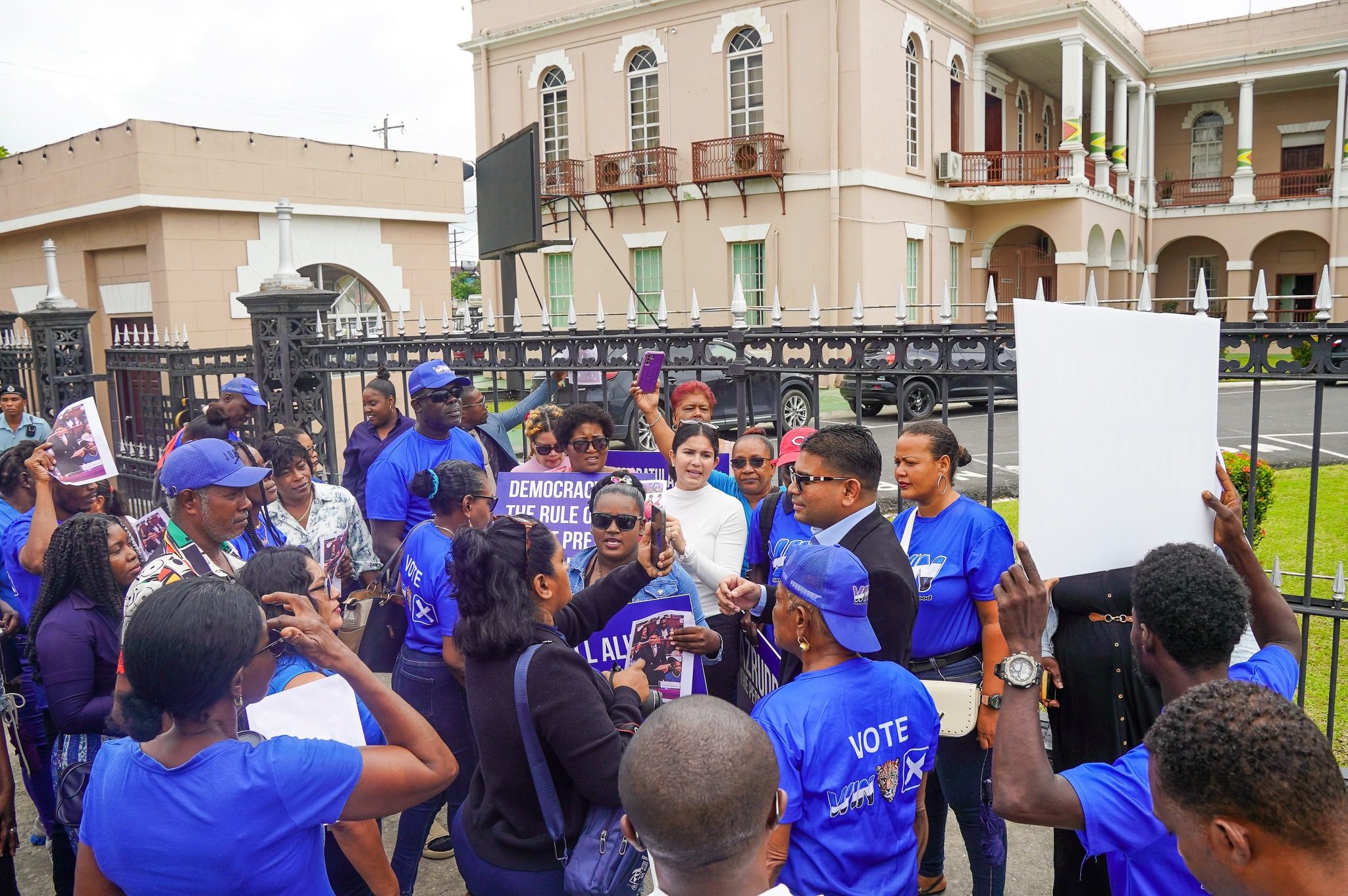 Mohamed leads protest outside Parliament
