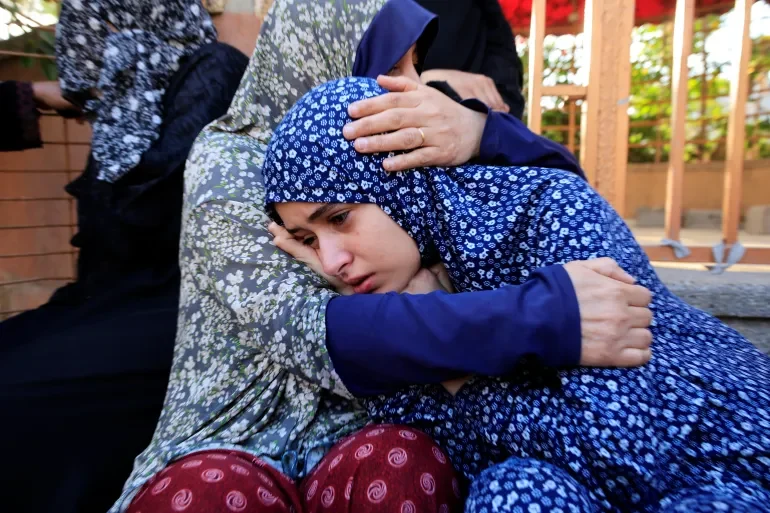 Israel attacks Gaza with artillery and air strikes despite ceasefire