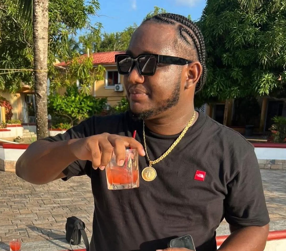 Taxi driver gunned down; teen injured