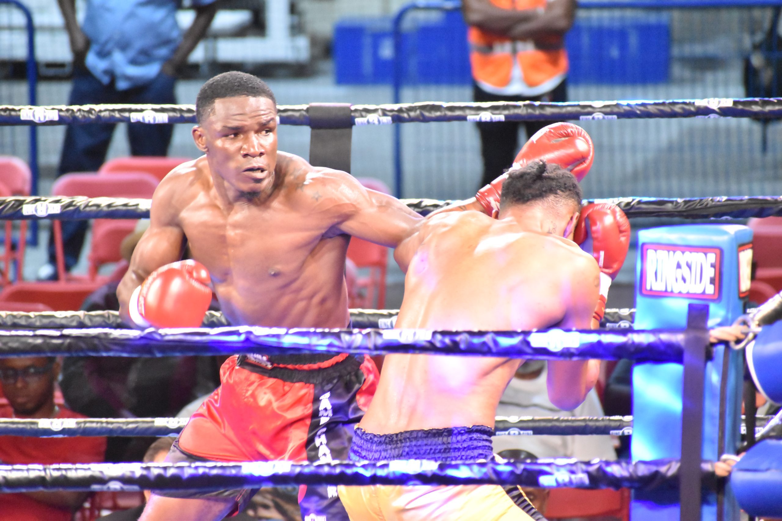 Amsterdam roars to first-round KO victory as lights went dim for De Clou