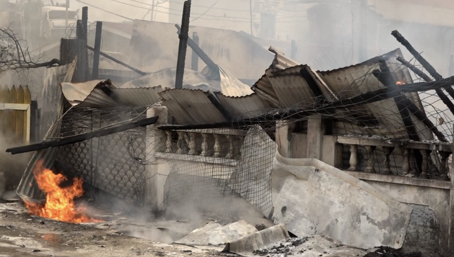 Fire guts Highway 401 Furniture bond a Mon Repos