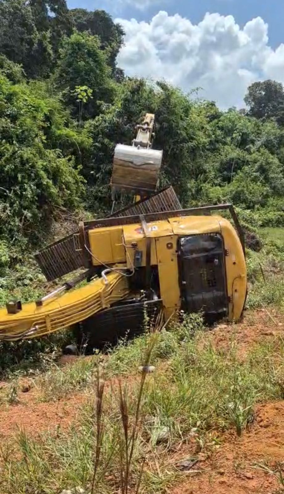 Excavator operator killed after machine topples in Region 8