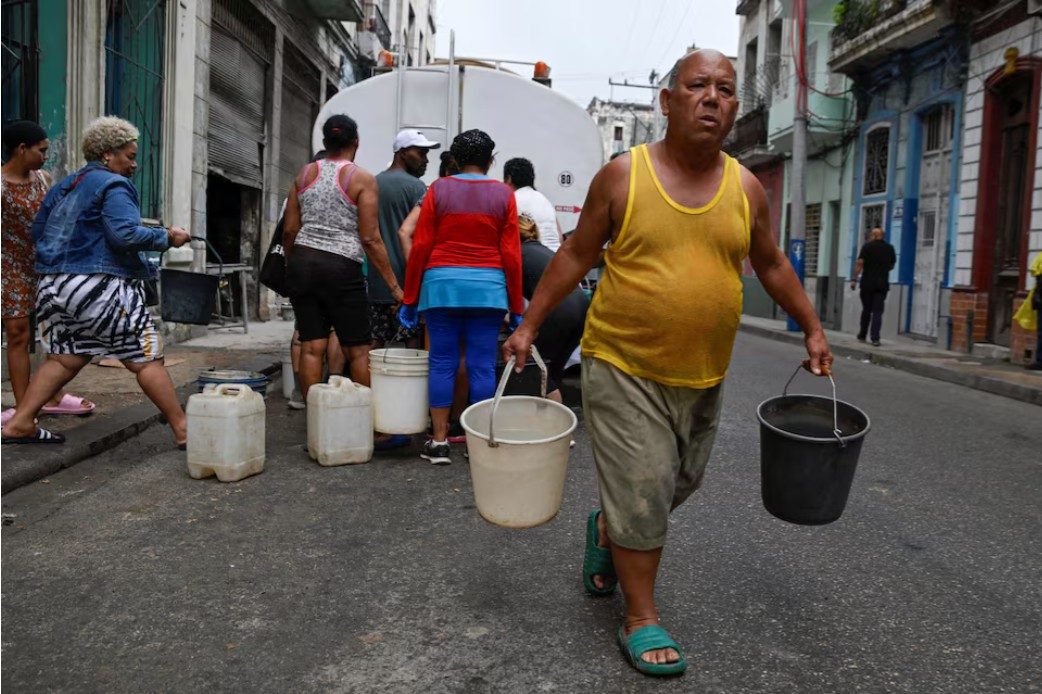 Cubans queue for water in Havana amid fuel and power crisis