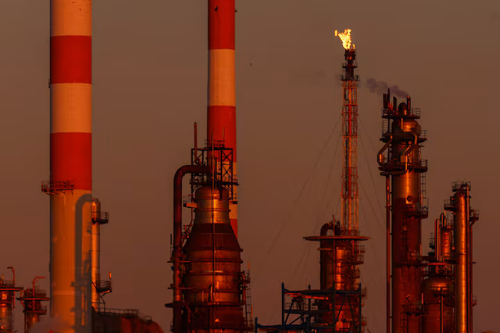 Oil prices to rise further today as Mideast war escalates