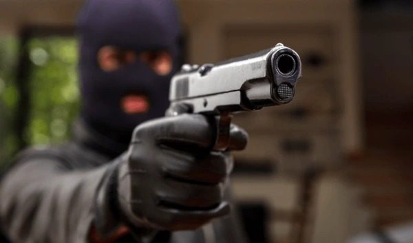 Armed bandits “wake-up” victim in Albouystown robbery