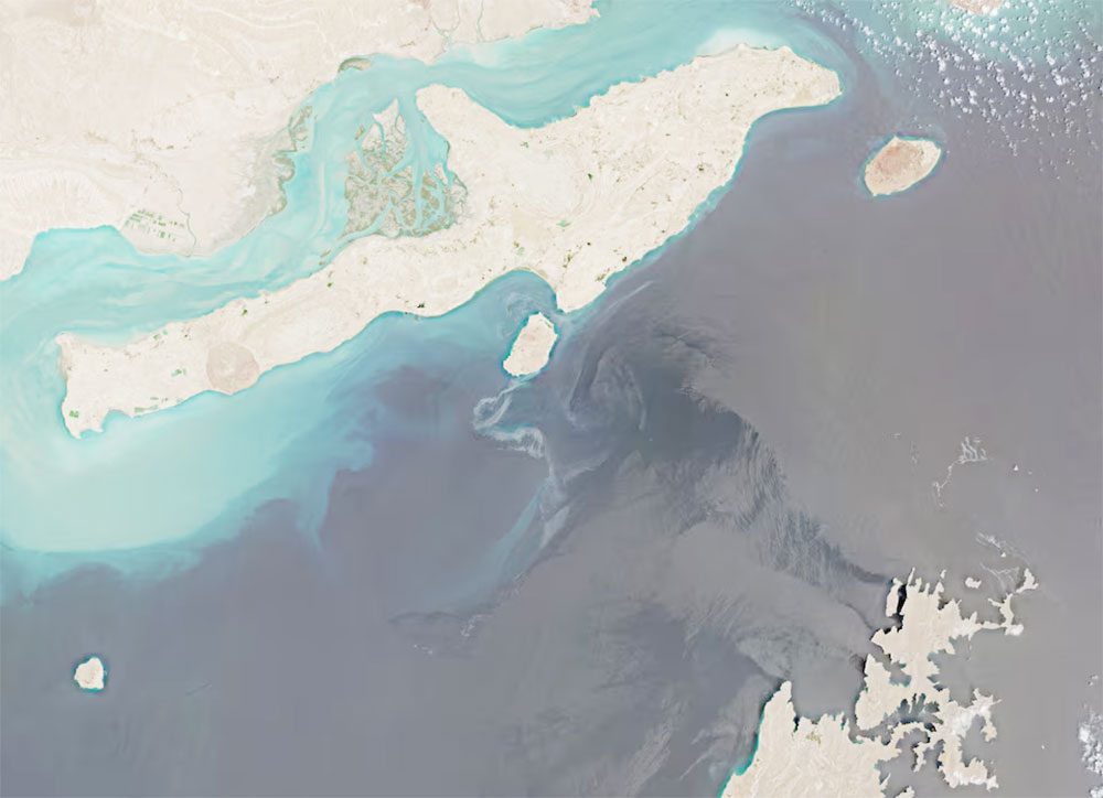 Two oil slicks appear in Gulf amid Iran-US tensions