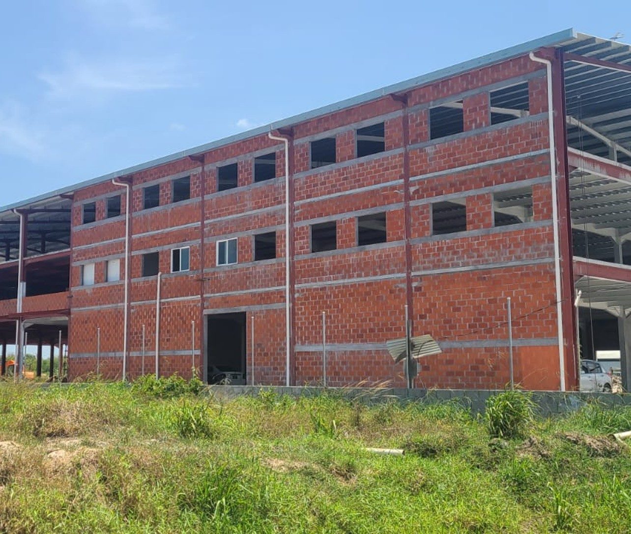 Cuban construction worker electrocuted; two others critical after scaffold hits live wire