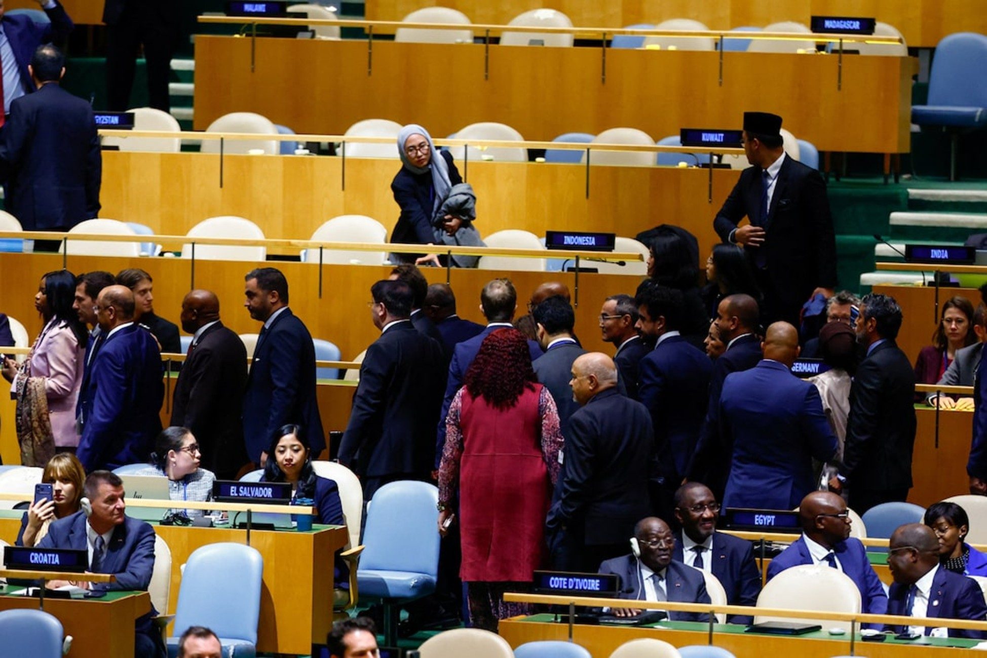 Delegates walk out on Netanyahu at UN